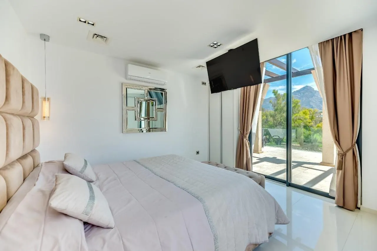 All About Villa Azur Marbella 0*,